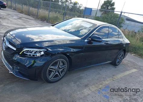 2019 Mercedes-Benz C 300 4Matic z USA, uszkodzony, nr VIN 55SWF8EBXKU319460